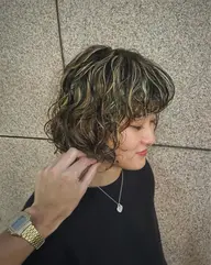 これだけでお洒落🫰カット+コスメパーマ+抜きっぱなしハイライト（ケアブリーチ/ファイバープレックス使用）