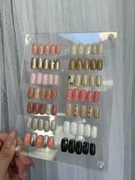 シンプルガーリーネイル