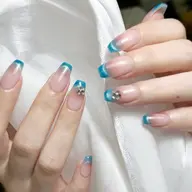 🧚‍♀️《Hand》人気チークフレンチネイル丁寧な甘皮ケア付き～カラーを変更可能です （2つストーン付き）