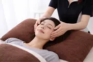 フェイシャル➕ヘッドマッサージ/フェイシャルでお顔のむくみやたるみをクリアに、ヘッドスパで頭皮のコリをほぐしリフトアップ