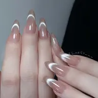 【美大生‼️ネイリスト】【美しい輝きを放つ】季節を問わず人気のマグネットフレンチネイル