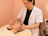 むくみ・フェイスラインに｜電流美容鍼で引き締めケア