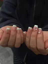 フレンチネイル・ベースカラー込み　(他店オフ＋500円)