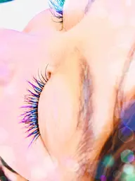 ポイントカラーマツエクブラックマツエクにカラーマツエクをプラスして 人と差をつけてみませんか?