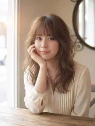 カット（肩下の長さ）ミディアム〜ロング、レイヤーカット