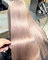 【ブリーチリタッチ＋髪質改善トリートメント】ダメージレスな薬剤選定で切れ毛0で仕上げます‼️