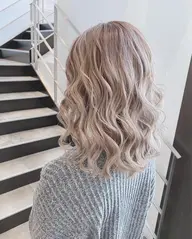 ハイトーンしたいならこのメニュー❤️ブリーチカラー+プレミアムトリートメント