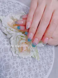 ラメグラデ1色★カラー追加＋500◆ シンプルネイルオフ込み◆パーツが付いてるデザイン＋800長さだし＋1300