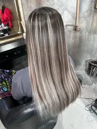 最高級バージンレミーエクステ(シール)40枚☺️ハイライトやインナーご希望の方向け✨エクステ、地毛馴染ませカット無料‼️