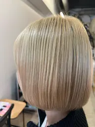 リタッチ専用ペーパーブリーチ＋全頭カラー🩵専用のペーパーブリーチで施術するので痛みを減らしてリフト力は1.5倍