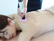 お背中のぶつぶつ、ニキビケア✨背中洗浄し、高周波を当て炭酸洗浄ピーリング→背中の肌荒れ、ニキビを改善⭐️