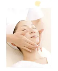 【癒しのフェイシャル&デコルテエステ(タラソパック)】ベットでの施術　　　＊海藻パック