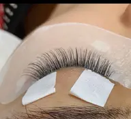 最新商材のフラットラッシュ、セーブルエクステの2種類の中からお選び頂けます。160本まで付けます。オフ代660円