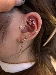 今話題“耳つぼジュエリー”💎10粒までのつけ放題