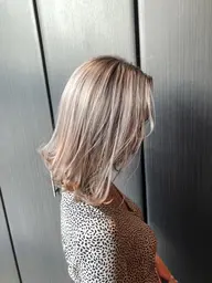 【大人気痛まないホワイトブリーチ❣️】痛まないブリーチを使ったホワイトダブルカラー⭐️＋高保湿トリートメント