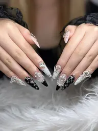 こちらのコースは、パーツが多いデザインや複雑なアート、施術時間が長くなるネイルをご希望の方におすすめです