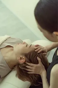 『浮頭(うと) 45分コース』 簡単な問診、ドライヘッドスパの施術、体調に合わせた中国茶の提供