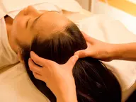 【ヘッドスパ30分温め付】眼精疲労やリフト効果、に着目したヘッドマッサージ。睡眠の質高めます。