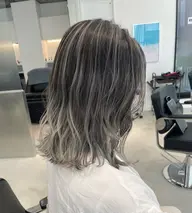 🌟バレイヤージュ🌟ブリーチ＋オンカラー＋トリートメント（毛量調節）※詳細をお読み下さい