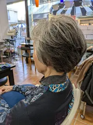 カット＋グレイヘアを活かすマニキュア