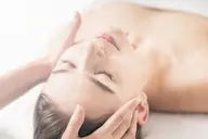 夏の疲れたお肌に🌿オールハンドの究極美白&エイジングケアエステ (デコルテマッサージ付き)