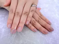 ワンカラーネイル。モデルさんになります。オフなしです。カラーの種類は少ないですが、ご希望のカラーがあれば教えて下さい。