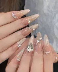 マグネットネイル×ストーンで上品キラキラ仕上げ💅