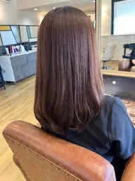 トリートメントよりも髪の内部に栄養を浸透させ、うるおいを閉じ込めながら艶を出す髪質改善メニューです。通常¥7700