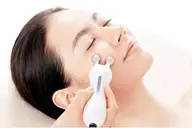 💚コアビューティー💚低周波の電気で、お顔の筋肉を鍛えて引き締まったお肌になります✨エステと一緒ですと2200円‼️