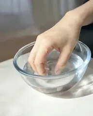 ハンドケアのみ✨お湯で柔らかくした甘皮を丁寧に処理💛ジェルをおやすみの方、ケアのみの方も大歓迎🌈