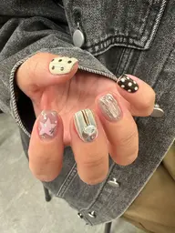 【オフなし】短いお爪の方希望⭐︎韓国ニュアンスデザイン（らくがきアート等）/シンプルデザイン🌼75分やり放題