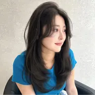 期間限定価格🩶暗髪大人っぽく🩶自然な黒/ブルーブラック/就活生も🩶【韓国カット＋ケアカラー＋コテ巻きスタイリング】