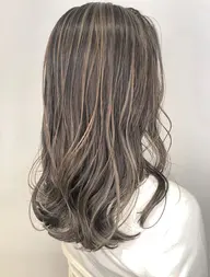 ⭐️シンプルなカラーに飽きた方にオススメ⭐️海外風ハイライトカラー＋Aujuaトリートメント