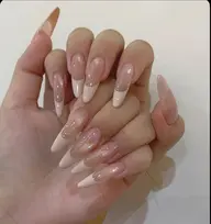 キャットアイネイルに仕上げ、ホワイトとピンクで先端フレンチデザインを施す。
