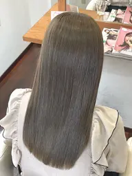 【ダメージを抑えた透明感カラー＋カット】一人ひとりの髪質・履歴に合わせて薬剤をブレンド🌿ナチュラルで柔らかい発色に✨