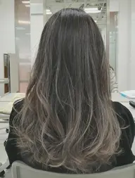 バレイヤージュ　(ブリーチ、オンカラー1回ずつ込み。鎖骨下から＋1000円ロング料金頂いております。ご了承下さい)