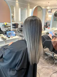 外国人風バレイヤージュ🇺🇸ケアブリーチ、処理剤完備✨️ツヤツヤカラー！！カット込💇‍♀️