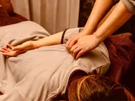 【ガチガチお身体揉みほぐし】首•肩•腰•背中などの強いコリのお悩みに❣️筋肉へアプローチ🌿お好みのお力加減で指圧します