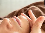 【メンズ脱毛🙎🏻♂️】お顔全体🌸痛みなくお肌が敏感な方も◎自己処理が面倒な眉上・ヒゲも♪美容効果でツルスベ肌に!