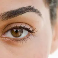 【アイブロウwaxing】ムダ毛と角質を除去し、キレイな眉をスタイリングします。男女問わずお手入れ可能です。メイクまで。