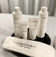 クリスティーナホワイトピーリング メイクのり、仕上がりの透明感とツルツル肌が叶う