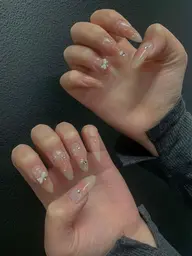 チップ長さ出しチーク／カラーグラデーションネイル🩷