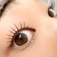 《モチ1.5～2倍最新技術🦋》LEDフラットラッシュ‎100本‎🤍オフ・コーティング込み