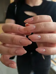 2時間コース:ワンカラーやフレンチに足したアートやニュアンスアート等もできるシンプルめなデザイン。 長さだし不可 。