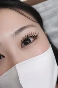 大人気の【パリエク】まつげパーマをさて下りまつげを上向きに☝️そこにエクステを装着するので、白目に光が入りぐっと華やかに