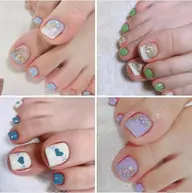 フットネイルデザインワンカラー4500円、ア-ト100円から500円まで