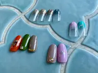 【期間限定オフ無料】シンプルコース(1カラー、ラメグラ、2色まで選べてシンプルなパーツをのせアート片手1本ずつ)