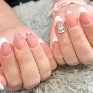 デザインネイル（グラデーション・フレンチ・マグネット）◾︎2本ずつアート◾︎オフ無料◾︎ケア込み ※ビジューは別料金