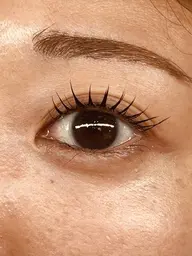 ① 定番人気:LEDフラットラッシュ 80本• 自まつ毛に優しいダメージレス設計。日常使いに最適なナチュラルな仕上がり