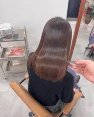 【選べる仕上がり質感/ダメージ毛も対応可◎】拘りの高品質薬剤使用の縮毛矯正+カラー/更にカット+トリートメント込み